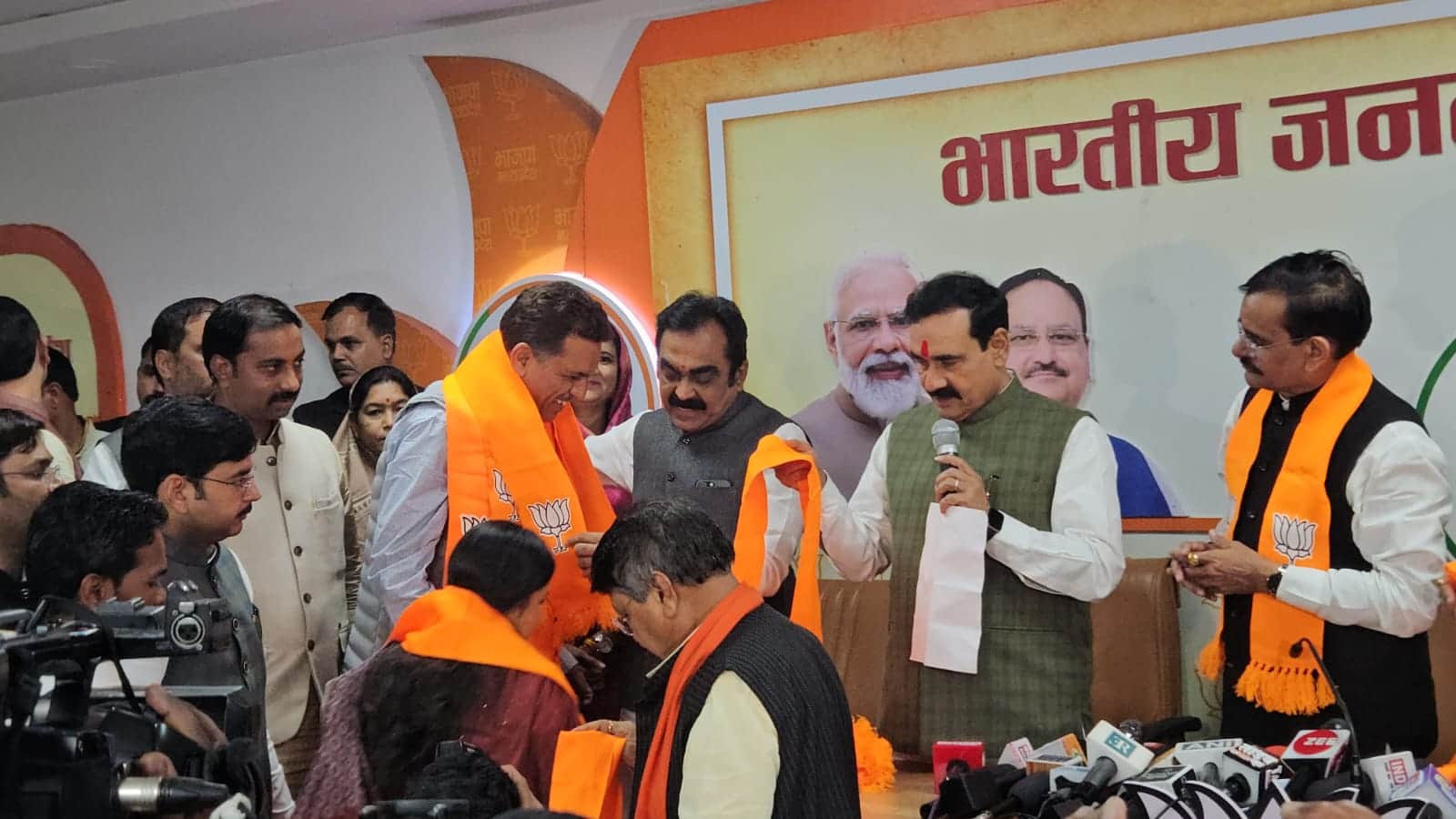 जबलपुर महापौर जगत बहादुर सिंह ने भाजपा की सदस्यता ली।