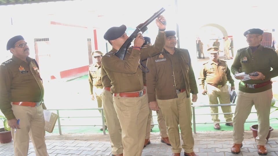 Aligarh IG Shalabh Mathur reached Hathras, tested knowledge of using weapons