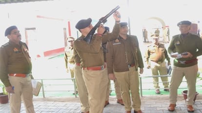 Hathras: अलीगढ़ आईजी पहुंचे हाथरस, परखा शस्त्र चलाने का ज्ञान, पुलिस लाइन-कोतवाली सदर का किया निरीक्षण Aligarh IG Shalabh Mathur reached Hathras, tested knowledge of using weapons