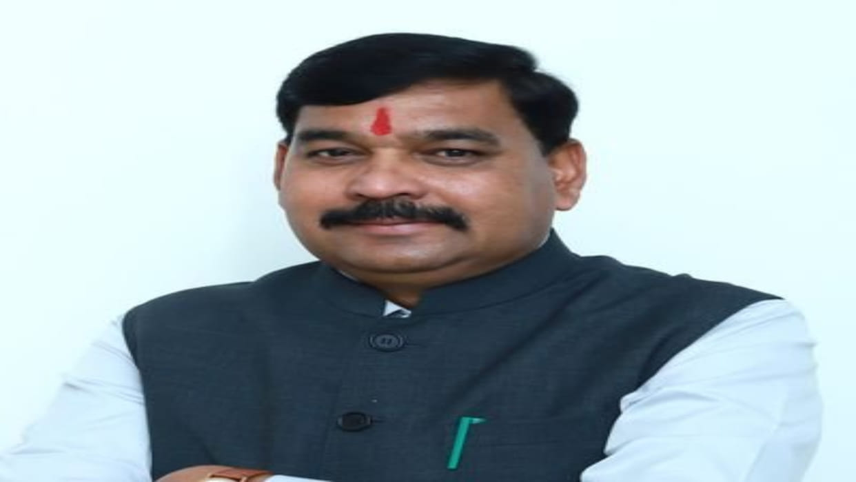 Gujarat Education Minister Kuber Dindor 341 Primary Schools one classroom