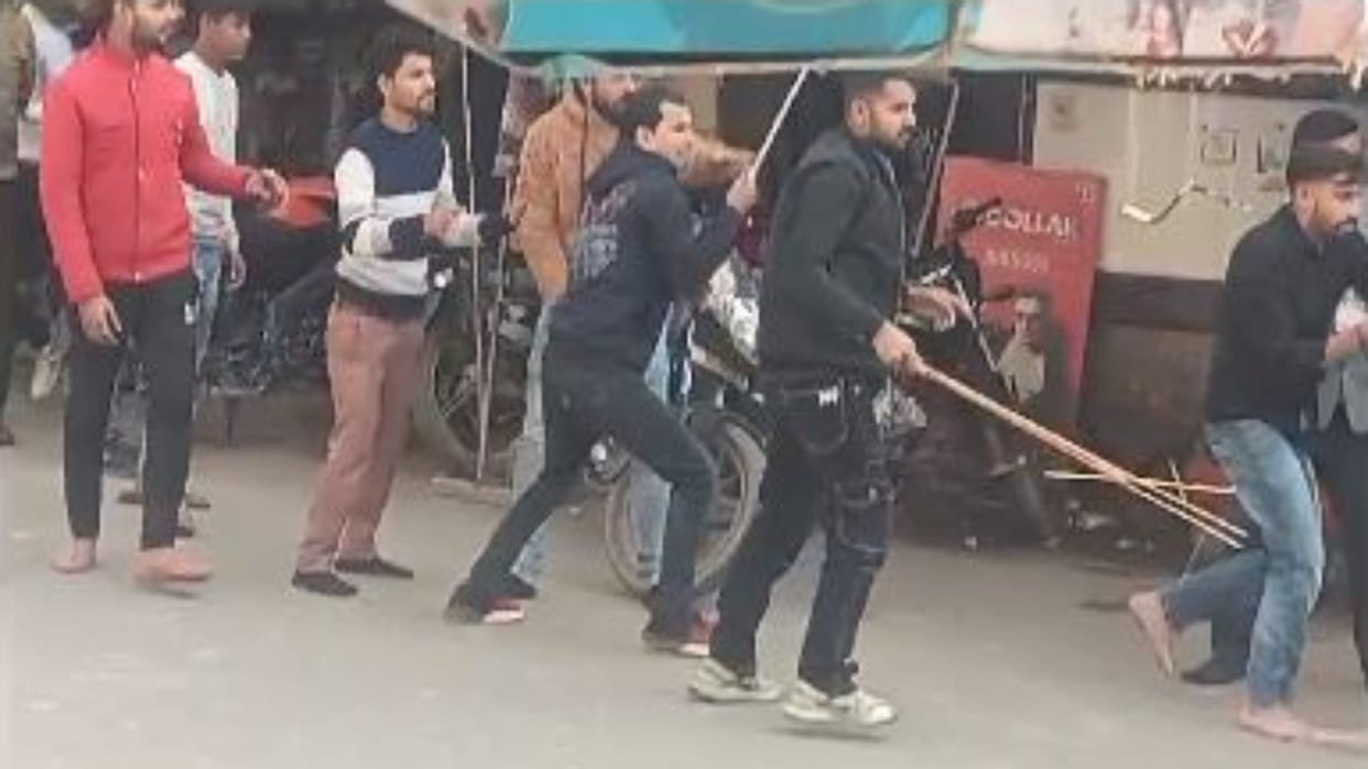 Dholpur News Miscreants opened fire on clothes showroom in broad daylight