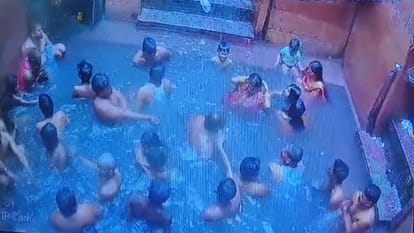 Bihar: ब्रह्म कुंड में स्नान के दौरान महिला चेन स्नैचर ने उड़ाया मुखिया का मंगलसूत्र; CCTV में कैद हुई करतूत Rajgir: While bathing in Brahma Kund, female chain snatcher stole mangalsutra of chief