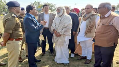 तैयारियों का जायजा लेते अधिकारी