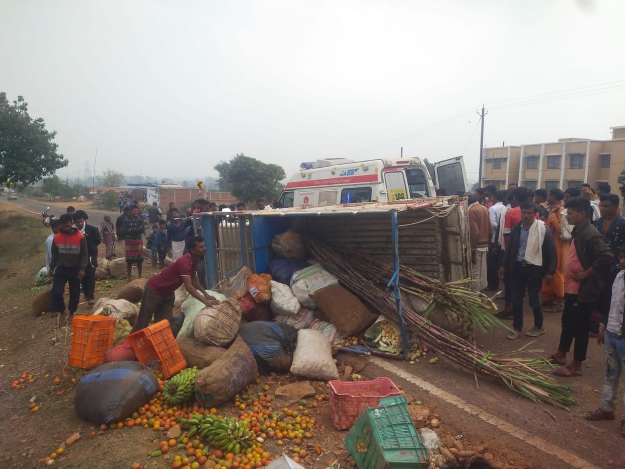 Damoh: Mini truck carrying vegetable vendors to the weekly market overturned in Tendukheda, Damoh, six injured
