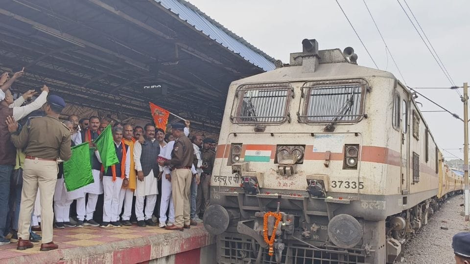 दुर्ग से अयोध्या के लिए पहली आस्था ट्रेन रवाना हुई।