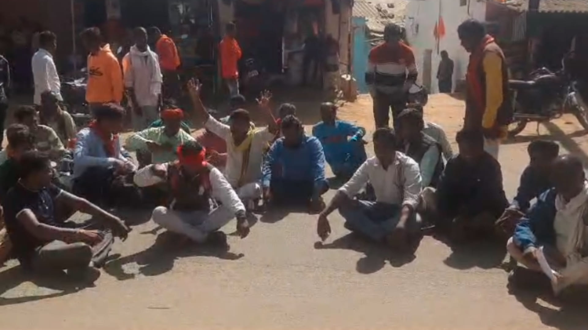 उमरेठ थाने के सामने धरना देते आक्रोशित लोग।