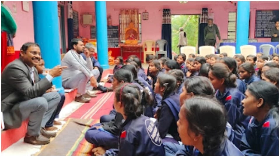 कलेक्टर ने बच्चों को सुनाई कविता।