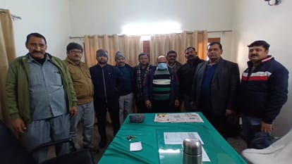UP: विजिलेंस टीम ने तहसील के बाबू को घूस लेते रंगे हाथ दबोचा, बीएलओ से ड्यूटी काटने के नाम पर मांगी थी रकम Vigilance team arrested Babu of Sadar Tehsil red handed while taking bribe in Agra