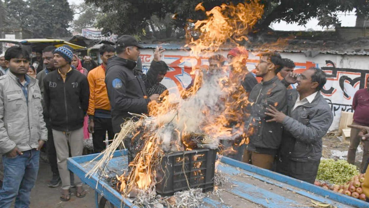 Uproar over removal of encroachment, shopkeepers set fire to carts