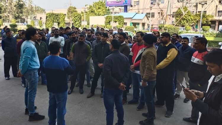 UP: पावर कॉरपोरेशन में पदोन्नति के पदों पर सीधी भर्ती की तैयारी, कर्मचारियों ने शुरू किया विरोध प्रदर्शन