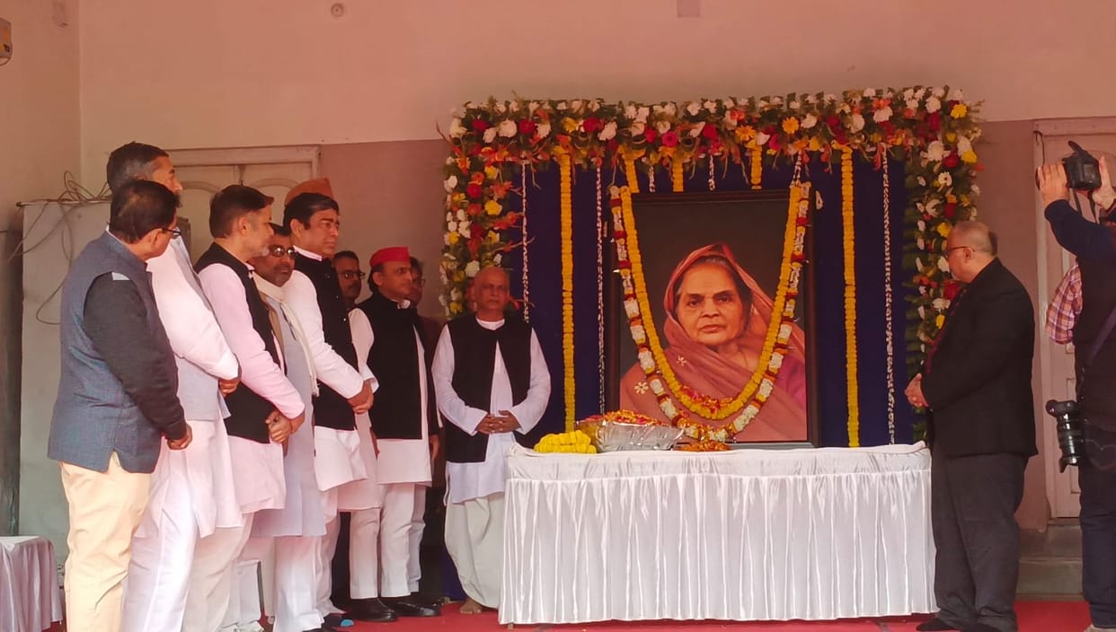 Akhilesh Yadav visit to Sankat Mochan Mahant residence of Varanasi