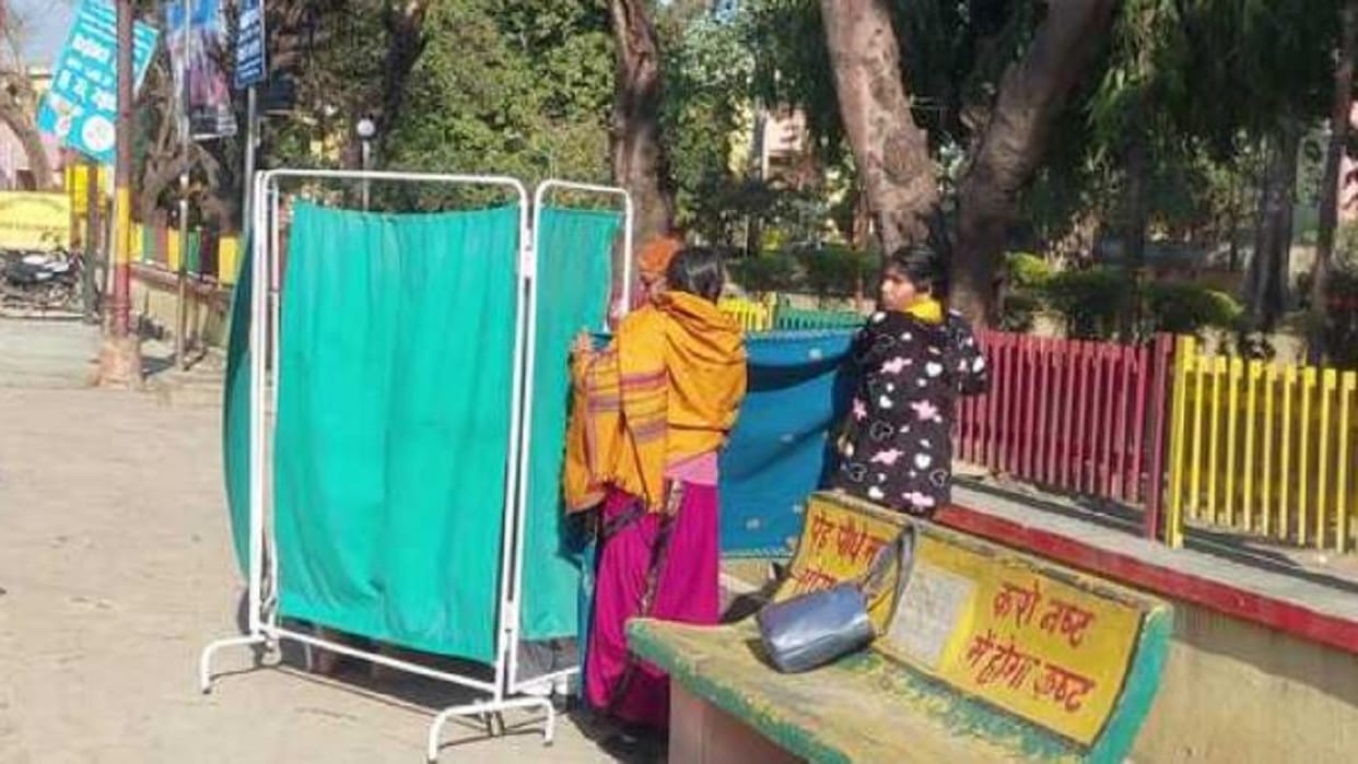 DM asked for report from CMO in case of delivery on bench in medical college pilibhit