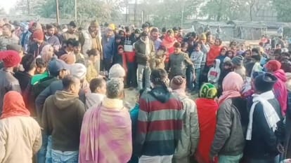 Samastipur: दुर्गा मंदिर के पीछे बिजली मिस्त्री का शव मिलने से सनसनी, पीट-पीटकर हत्या की आशंका Sensation after body of electrician found behind Durga temple
