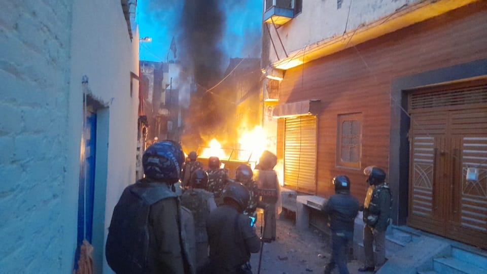 stone pelting on the police team that went to break encroachment in Banbhulpura haldwani