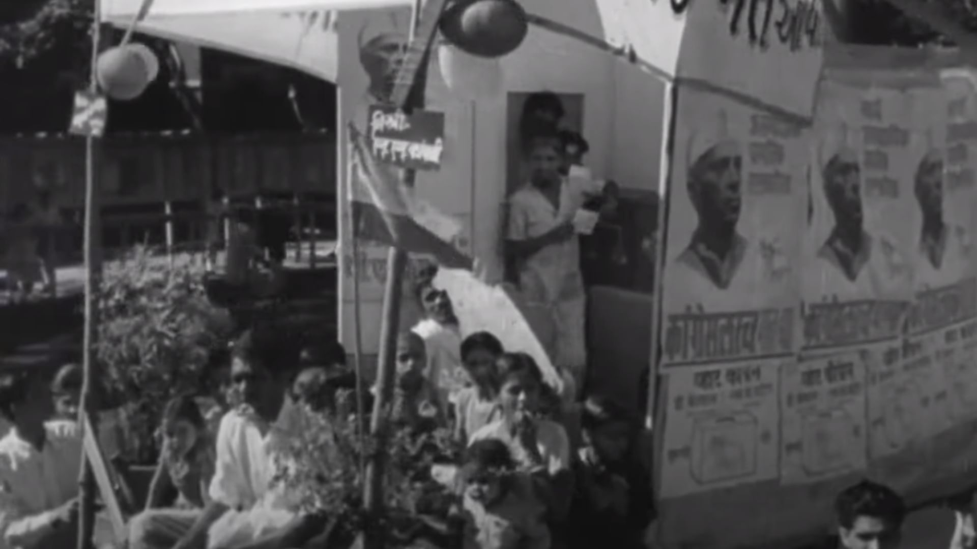 चुनाव प्रचार करतीं पार्टियां