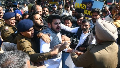 Youth Congress leader tried to lock chandigarh nagar nigam gate detained by police