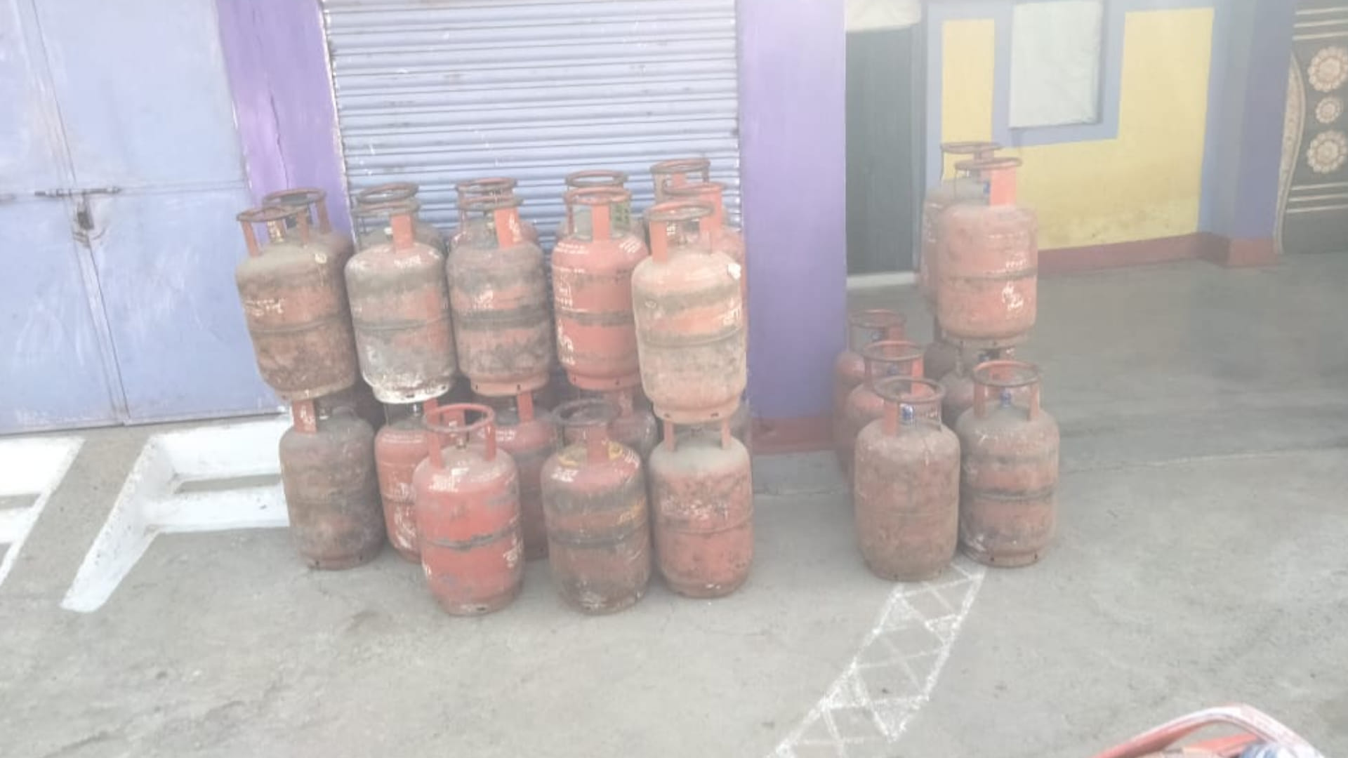 छिंदवाड़ा में गैस सिलेंडर जब्त किए गए।