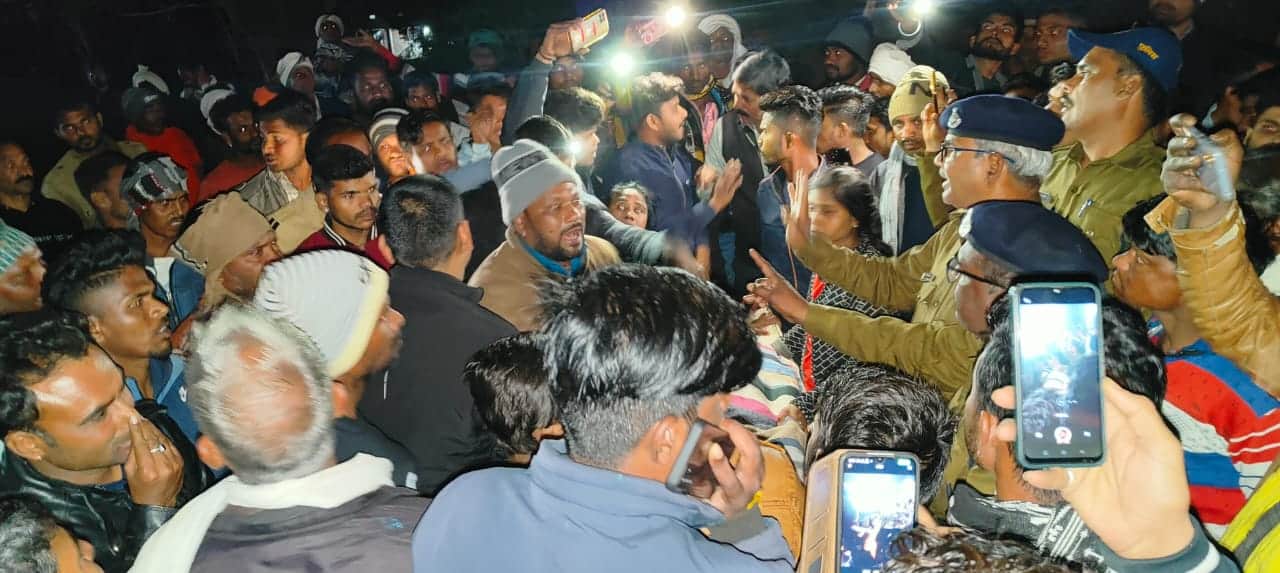 Damoh News: Protest was held by keeping the dead body of the youth on the Damoh-Jabalpur highway