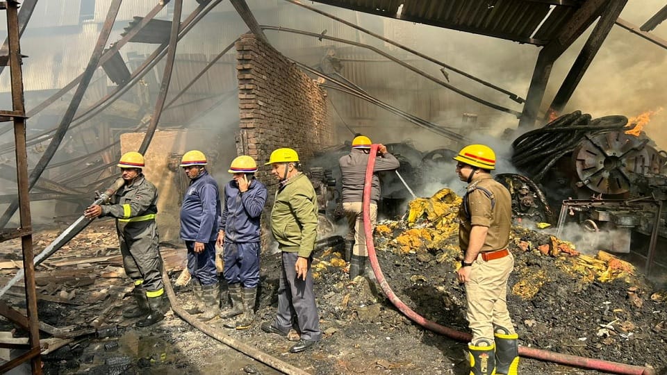 Fire in factory in industrial area creates panic