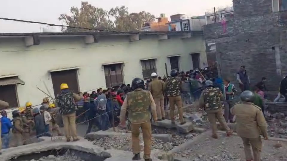 Haldwani Violence Uproar over Encroachment Curfew Death Injured Shooting Order Internet Live News in Hindi