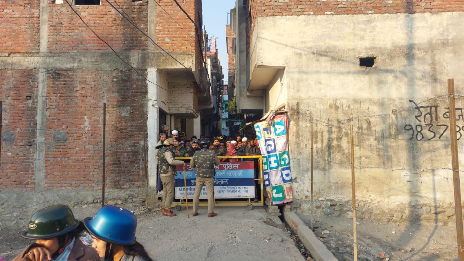 Haldwani Violence Stone Pelting from Roof and People Stuck in Narrow Lanes of Banbhoolpura