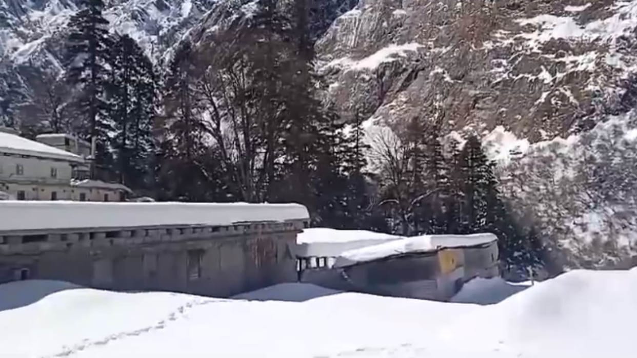 Heavy snowfall on peaks of Uttarakhand and Himachal, rain in plains