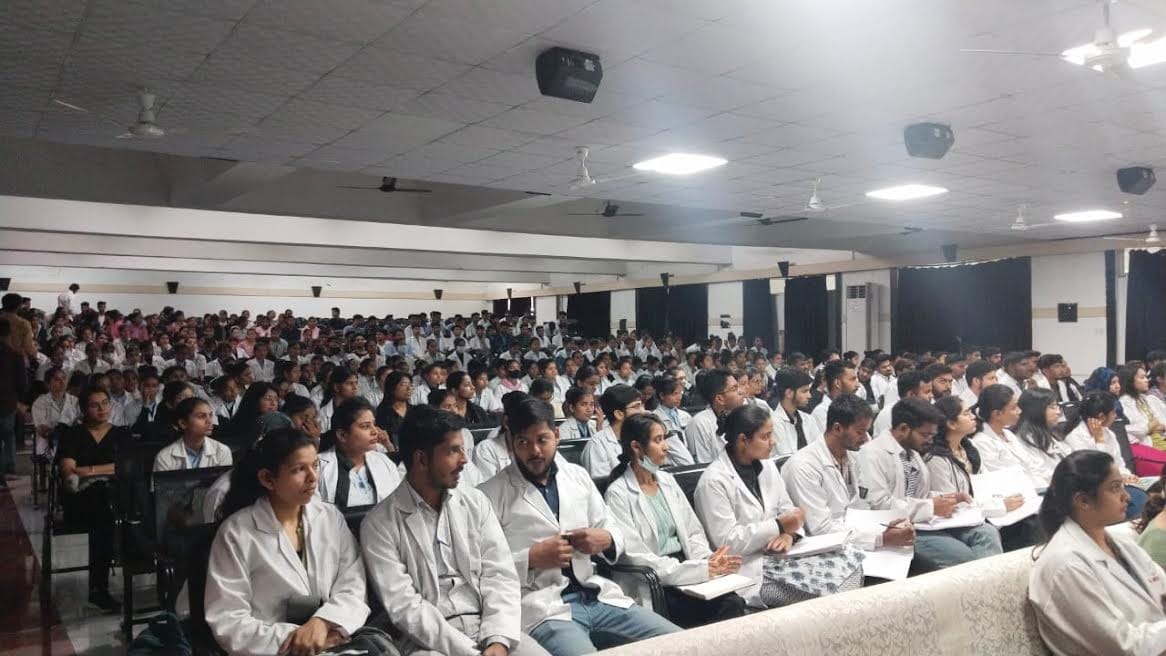 Indore: Seminar on career courses of American and French universities, efforts made for better career.