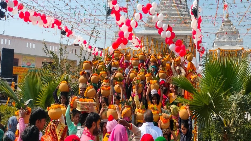 Kalash Yatra started before Shrimad Bhagwat Katha