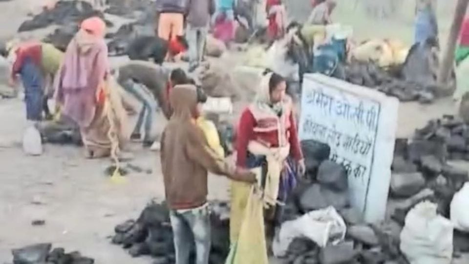 Villagers steal coal in Amera open cast coal mine korba