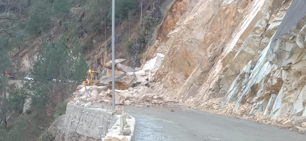 Karnaprayag-Gwaldam Highway: Stone fell from hill worker died after getting hit