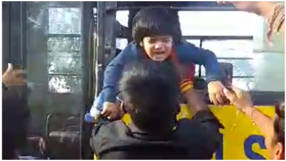 Khargone News Driver locked sleeping girl in school bus and drove away