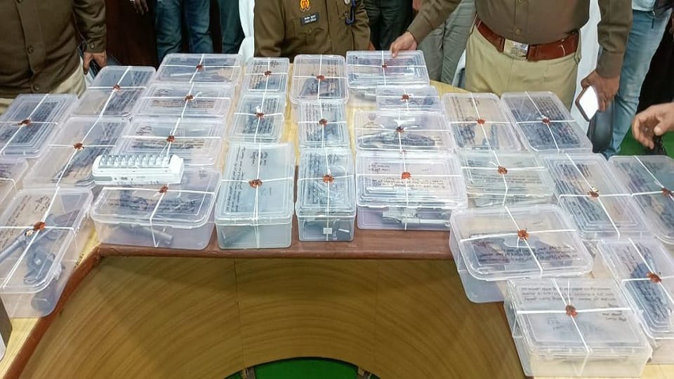 Firozabad Police Exposed The Gang Making Illegal Weapons