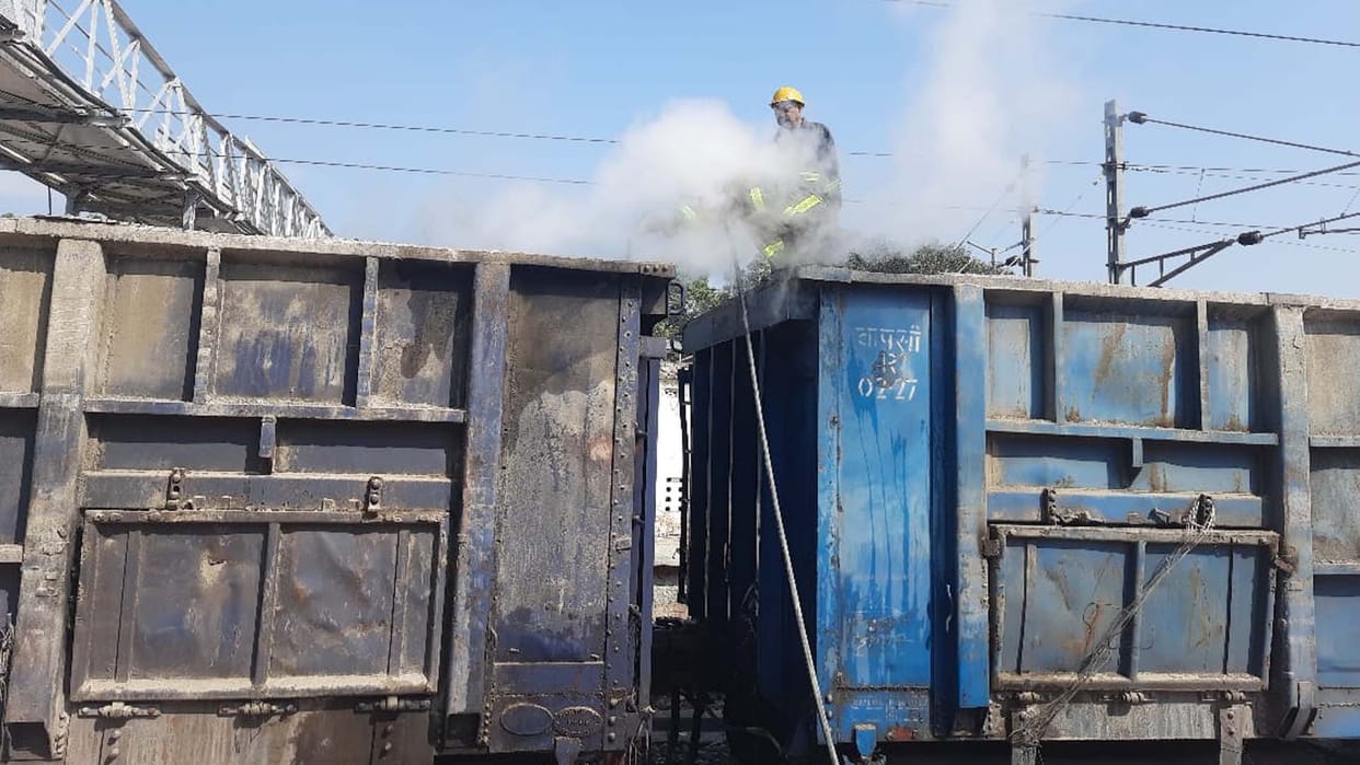 Hardoi: Fire broke out in a bogie filled with coal