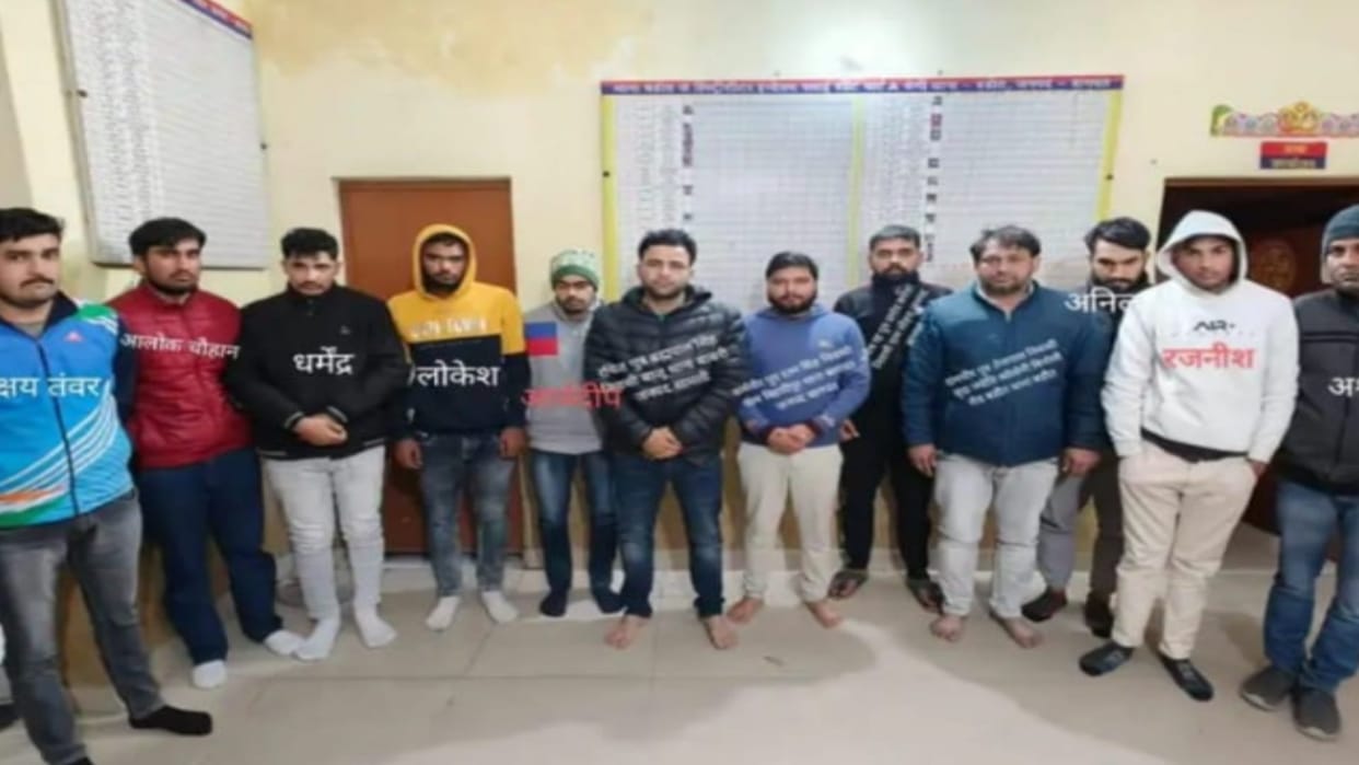 Meerut STF team have arrested 12 accused of a solver gang from Uttar Pradesh