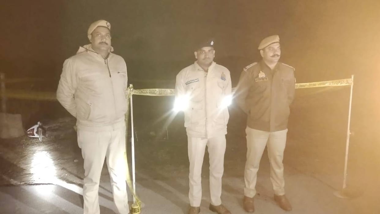 Pakodi gang leader injured after being shot in encounter in Firozabad police arrested eight miscreants
