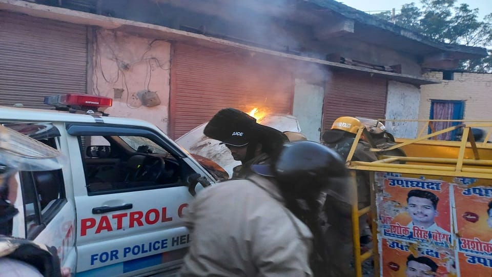 stone pelting on the police team that went to break encroachment in Banbhulpura haldwani