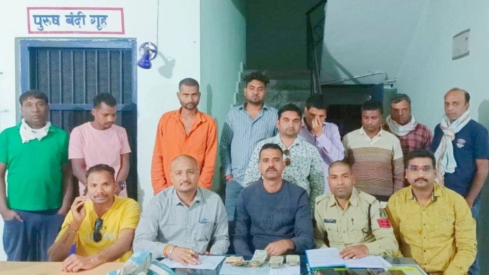 People were gambling in Naxal affected forest Rs 1-48 lakh seized from 9 accused