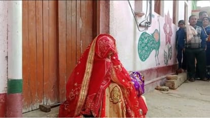 Girlfriend reached home searching for her lover