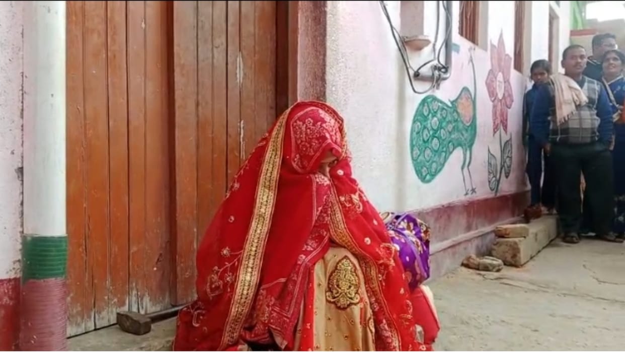Girlfriend reached home searching for her lover