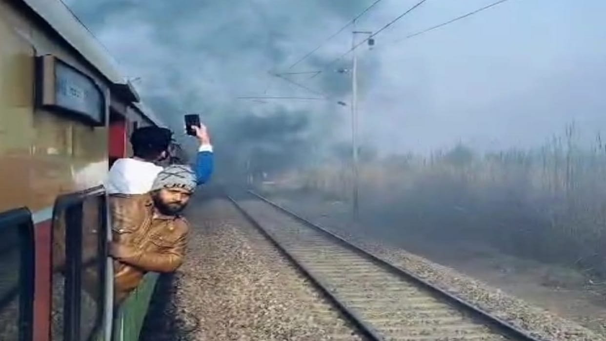 Accident in Bahadurgarh, Fire broke out in engine of Delhi Bathinda train, creating panic in passengers