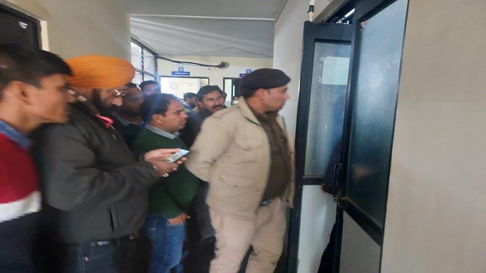 Municipal corporation employee caught taking bribe in haldwani