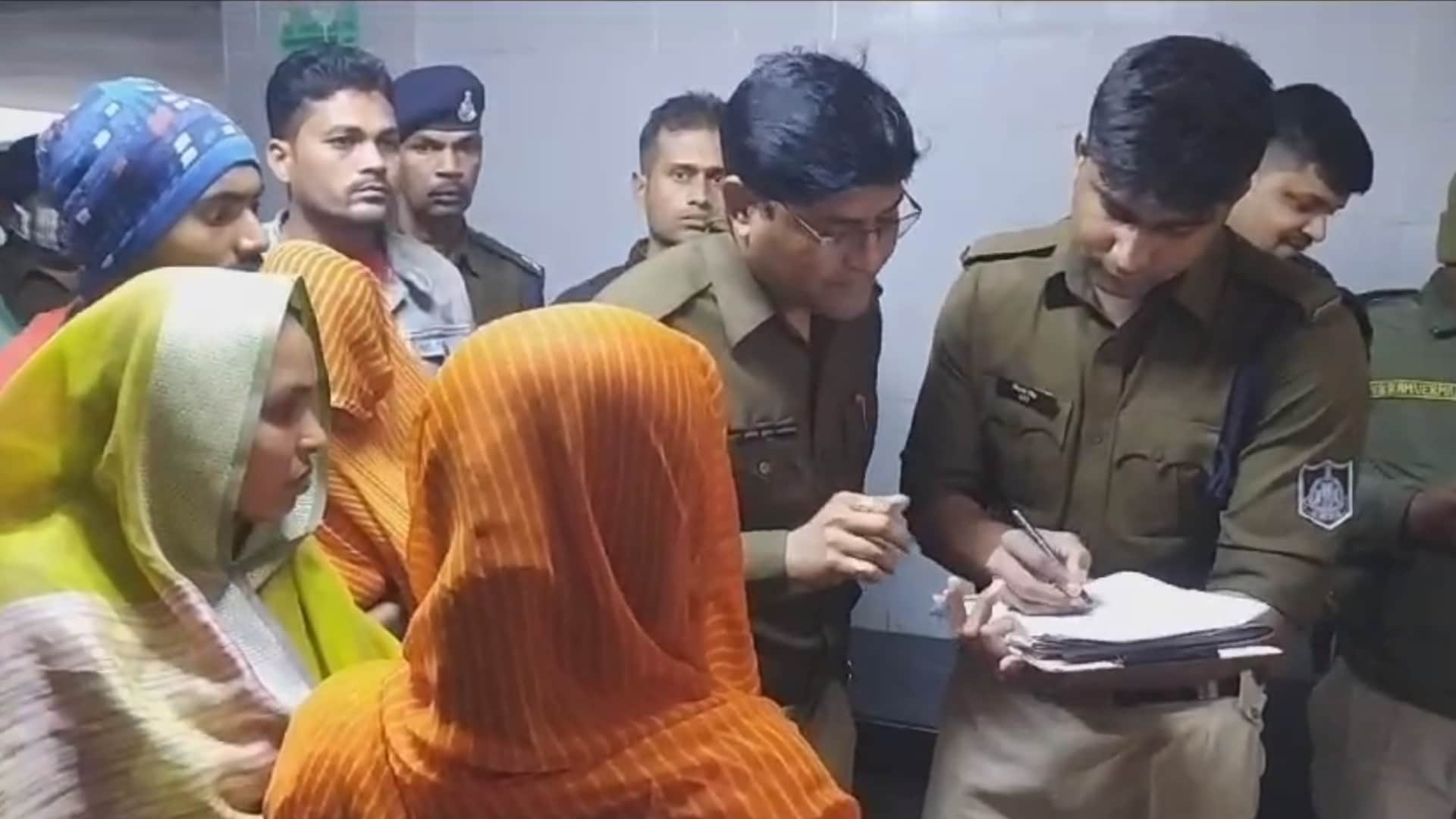 रीवा में जांच करते हुए पुलिस अधिकारी।