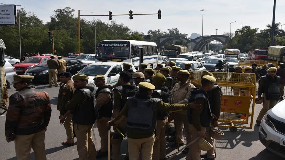 In view of farmers march to Delhi police barricaded and sealed Ghazipur Apsara and Chilla borders