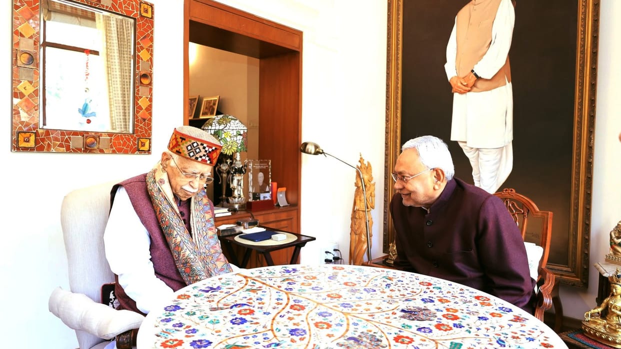Bihar CM Nitish Kumar Meets LK Advani in Delhi Wished For Bharat Ratna Award News in Hindi