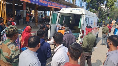 Bihar News: तेज रफ्तार हाईवा ने दो लोगों को मारी ठोकर, एक की हालत गंभीर, जांच में जुटी पुलिस Speeding highway hits two people in vaishali