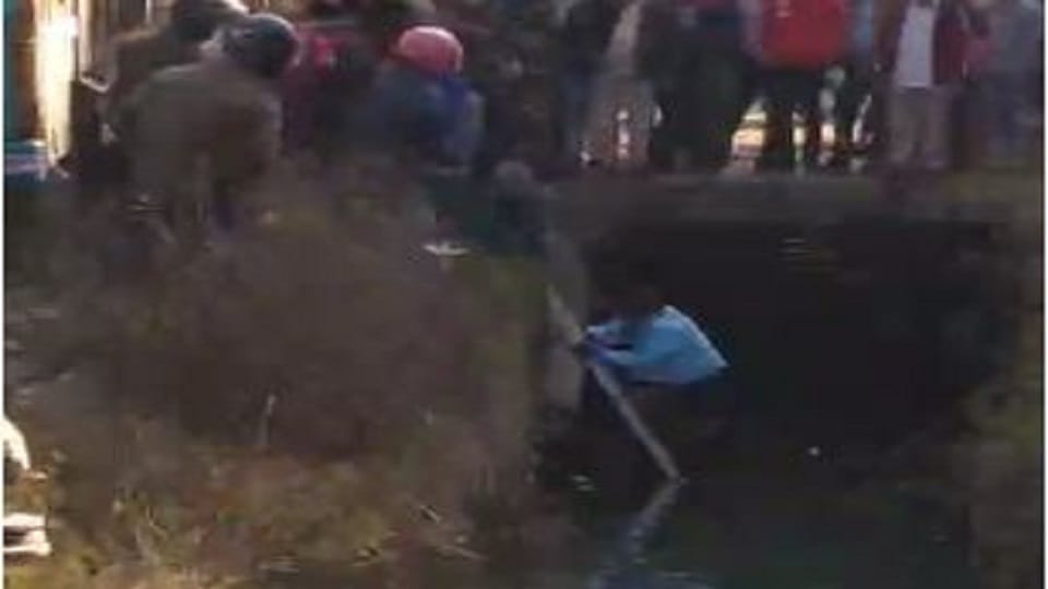 young man fell into a deep drain of Tora policeman saved his life