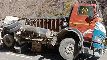 Truck loaded with gas cylinder crashes due to tyre burst on Karnaprayag Gwaldam-Baijnath Highway Chamoli