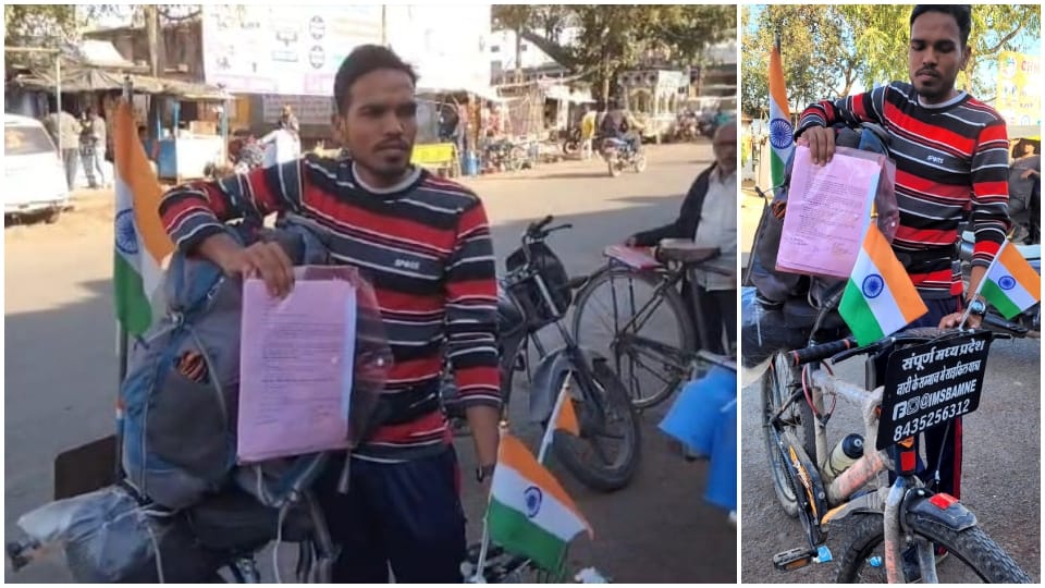 A youth from Hoshangabad taking out cycle yatra demanding free sanitary pads