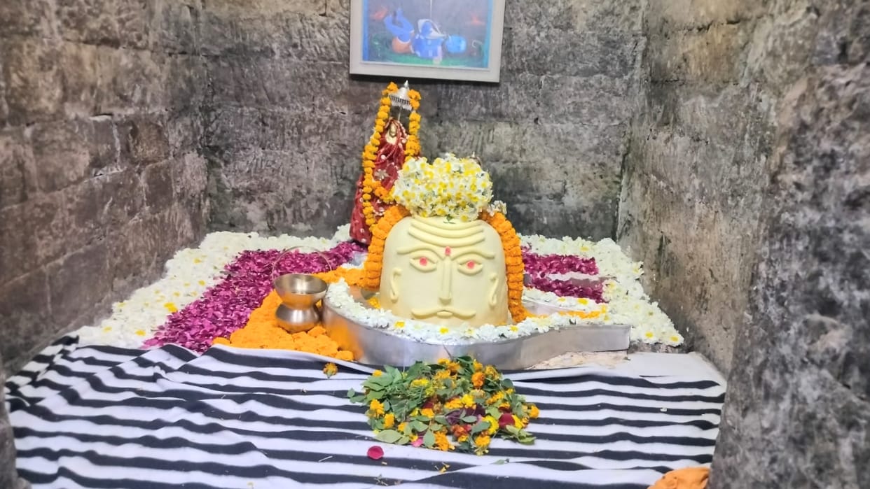Parashar Rishi's form carved with 21 kg butter on Baba Bhootnath's self-proclaimed Shivalinga