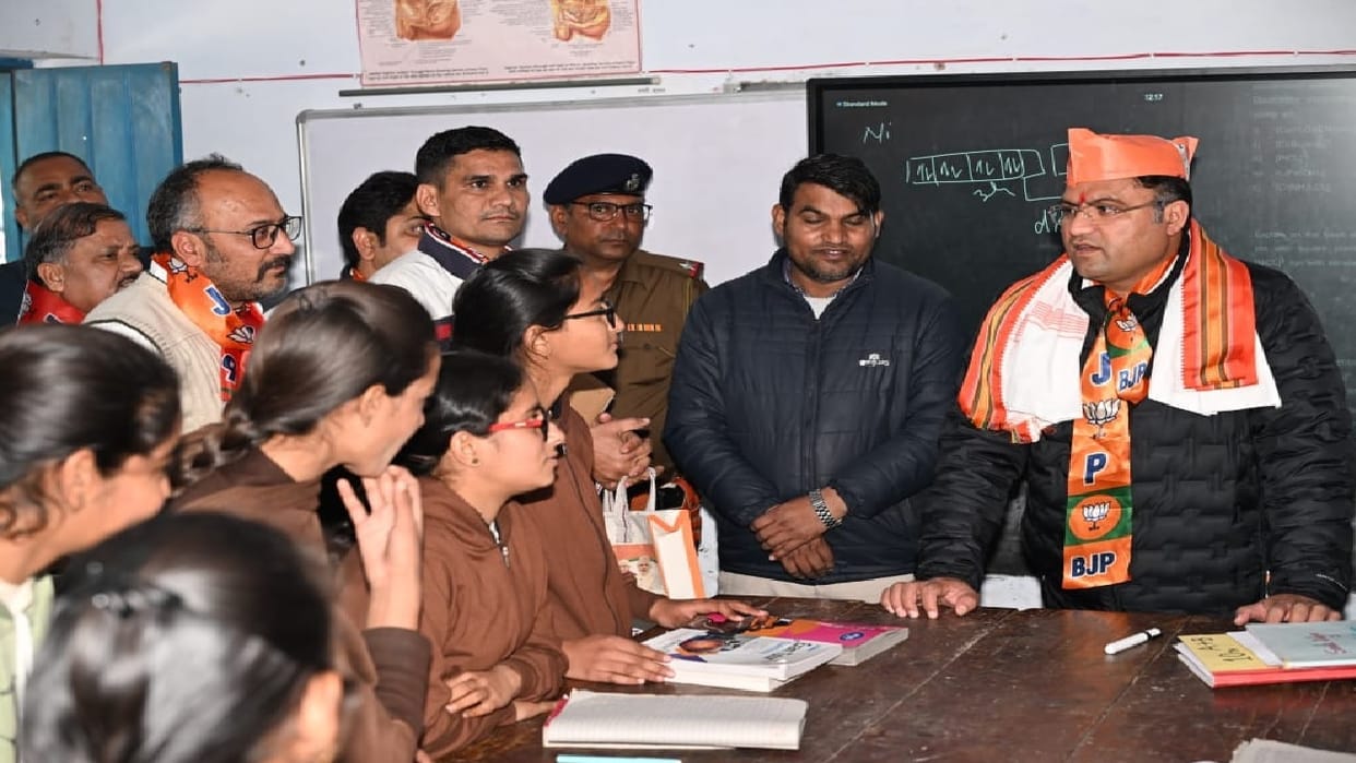 BJP leader Ashok Tanwar ate mid day meal with children in village Madhosighan In Sirsa